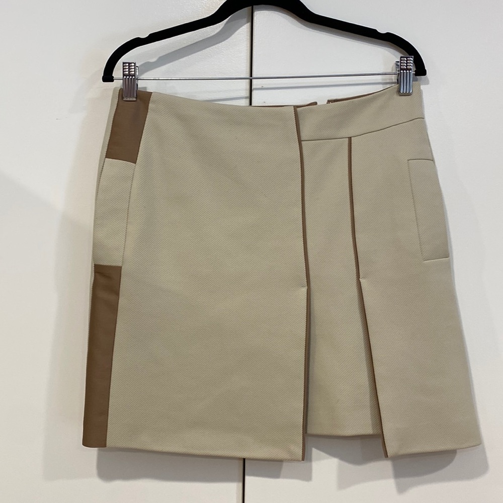 Gucci short skirt with faux side pockets, size 42 made in Italy, zipper.